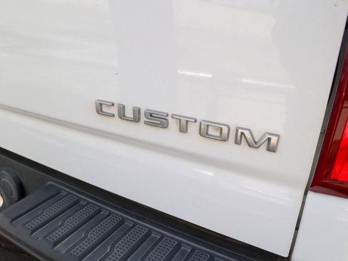 Used 2021 Chevrolet Silverado 2500 Custom w/ Custom Convenience Package image 12