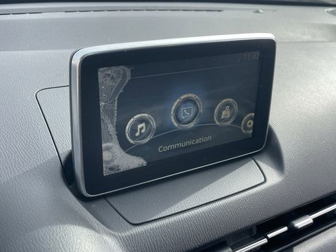 Used 2016 Toyota Yaris L image 6