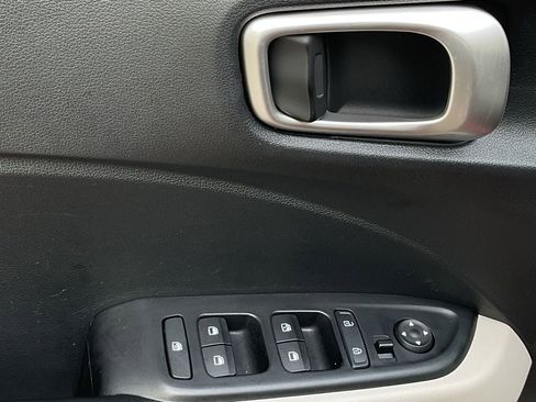 Used 2025 Hyundai Venue SEL image 13