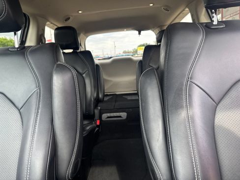 Used 2024 Chrysler Pacifica Touring-L FWD image 24
