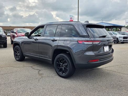 Used 2025 Jeep Grand Cherokee Altitude RWD image 5