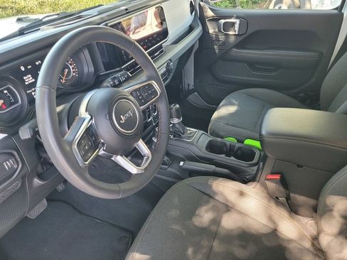 Used 2024 Jeep Wrangler Unlimited Sahara AWD/4WD image 18