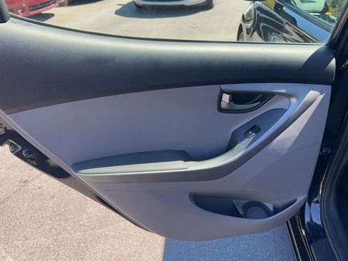 Used 2014 Hyundai Elantra SE image 27