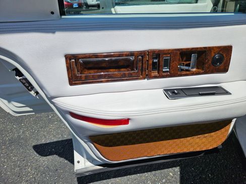 Used 1994 Cadillac Fleetwood Brougham RWD image 11