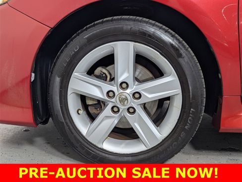 Used 2014 Toyota Camry L image 9
