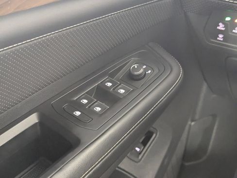 Used 2025 Volkswagen Atlas SE FWD image 16