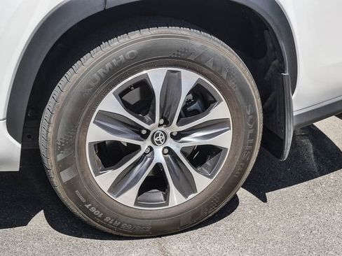 Used 2021 Toyota Highlander XLE AWD/4WD image 8