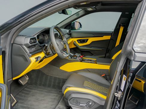 Used 2025 Lamborghini Urus SE AWD/4WD image 11