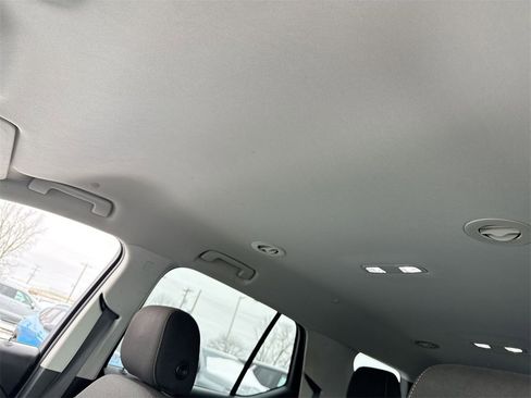 Used 2020 Chevrolet Traverse LT image 22