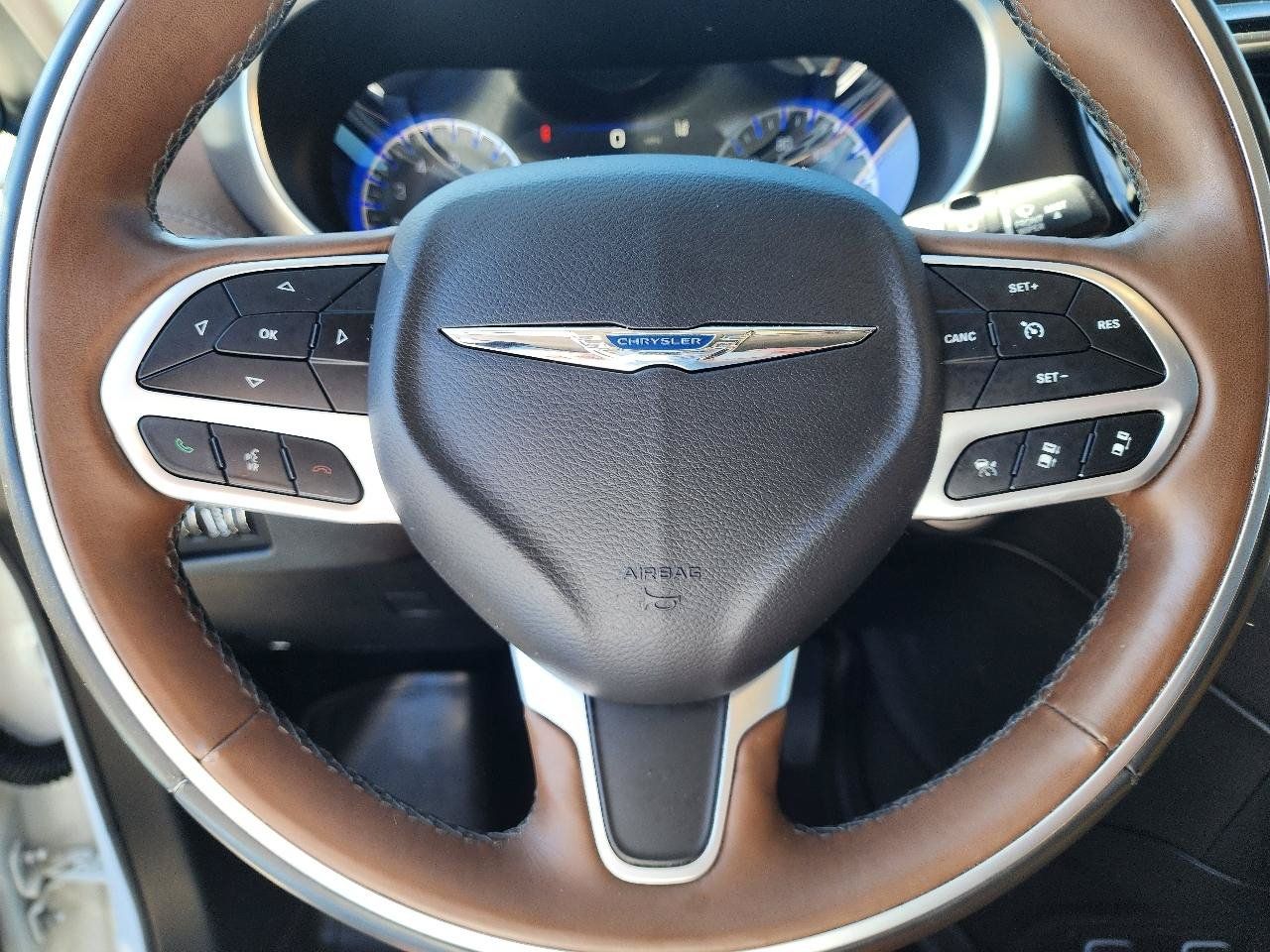 Used 2018 Chrysler Pacifica Limited w/ Advanced Safetytec Group FWD image 18