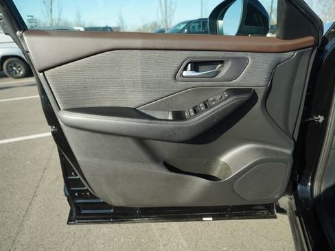 Used 2023 Nissan Rogue SV image 14