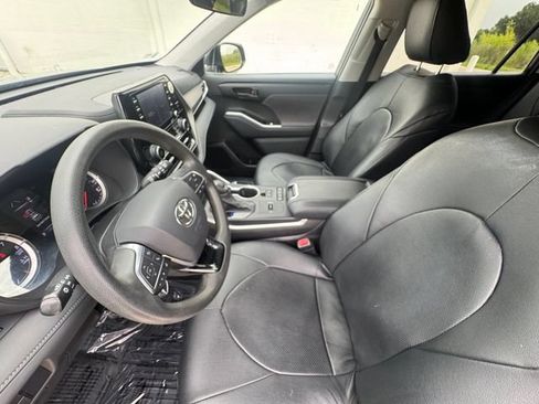 Used 2021 Toyota Highlander L FWD image 28
