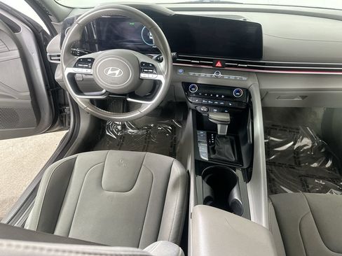 Used 2025 Hyundai Elantra SEL FWD image 17