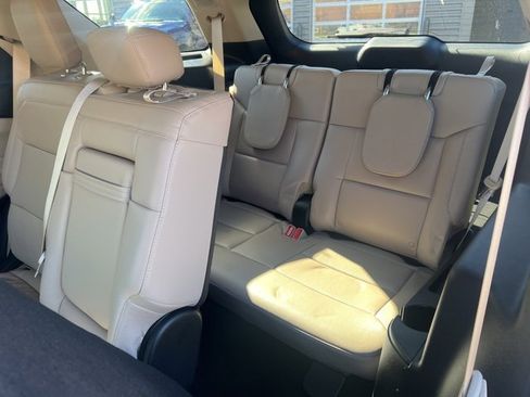 Used 2024 Ford Explorer Limited image 18