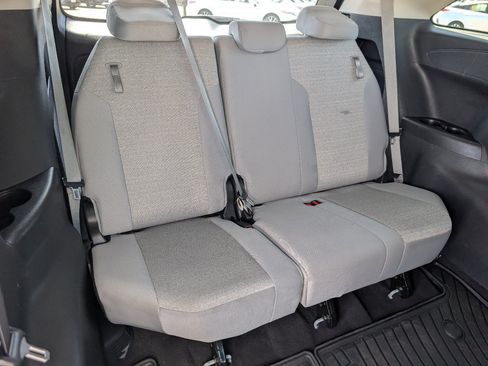 Used 2025 Toyota Sienna LE FWD image 6