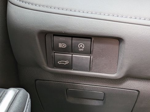 Used 2024 Toyota Highlander LE AWD/4WD image 24