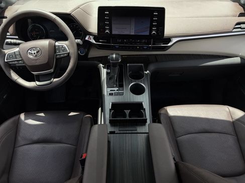 Used 2024 Toyota Sienna Platinum FWD image 11