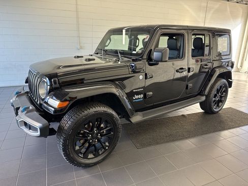 Used 2022 Jeep Wrangler Unlimited Sahara w/ Cold Weather Group image 4