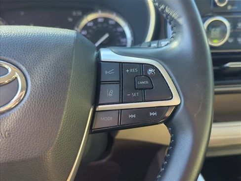 Used 2022 Toyota Highlander XLE FWD image 14