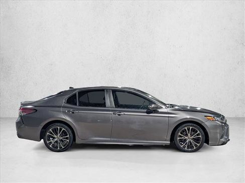 Used 2019 Toyota Camry SE image 4