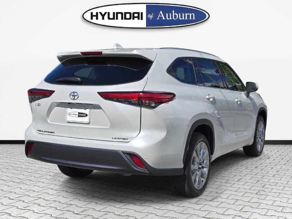 Used 2023 Toyota Highlander Limited FWD image 5