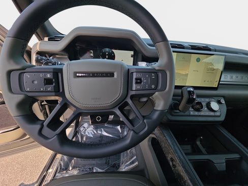 Used 2025 Land Rover Defender 110 AWD/4WD image 15