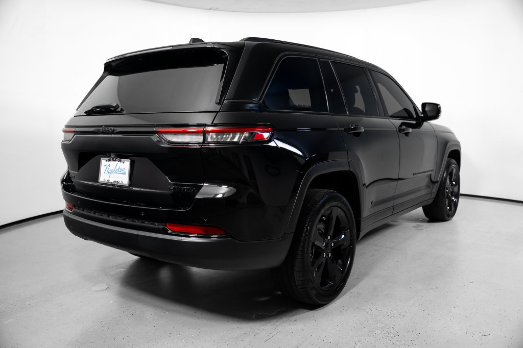 Used 2023 Jeep Grand Cherokee Limited w/ Black Appearance Package AWD/4WD image 9