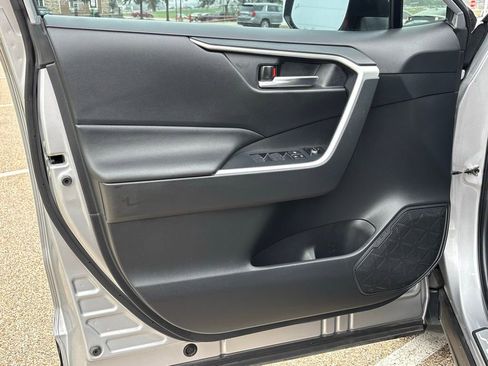 Used 2022 Toyota RAV4 SE image 28