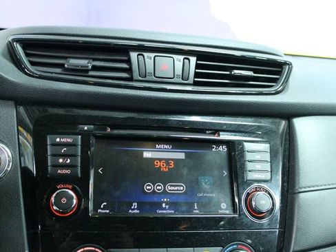 Used 2018 Nissan Rogue SV image 16