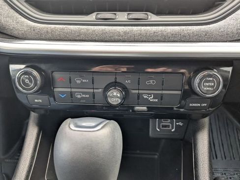 Used 2024 Jeep Compass Latitude AWD/4WD image 3