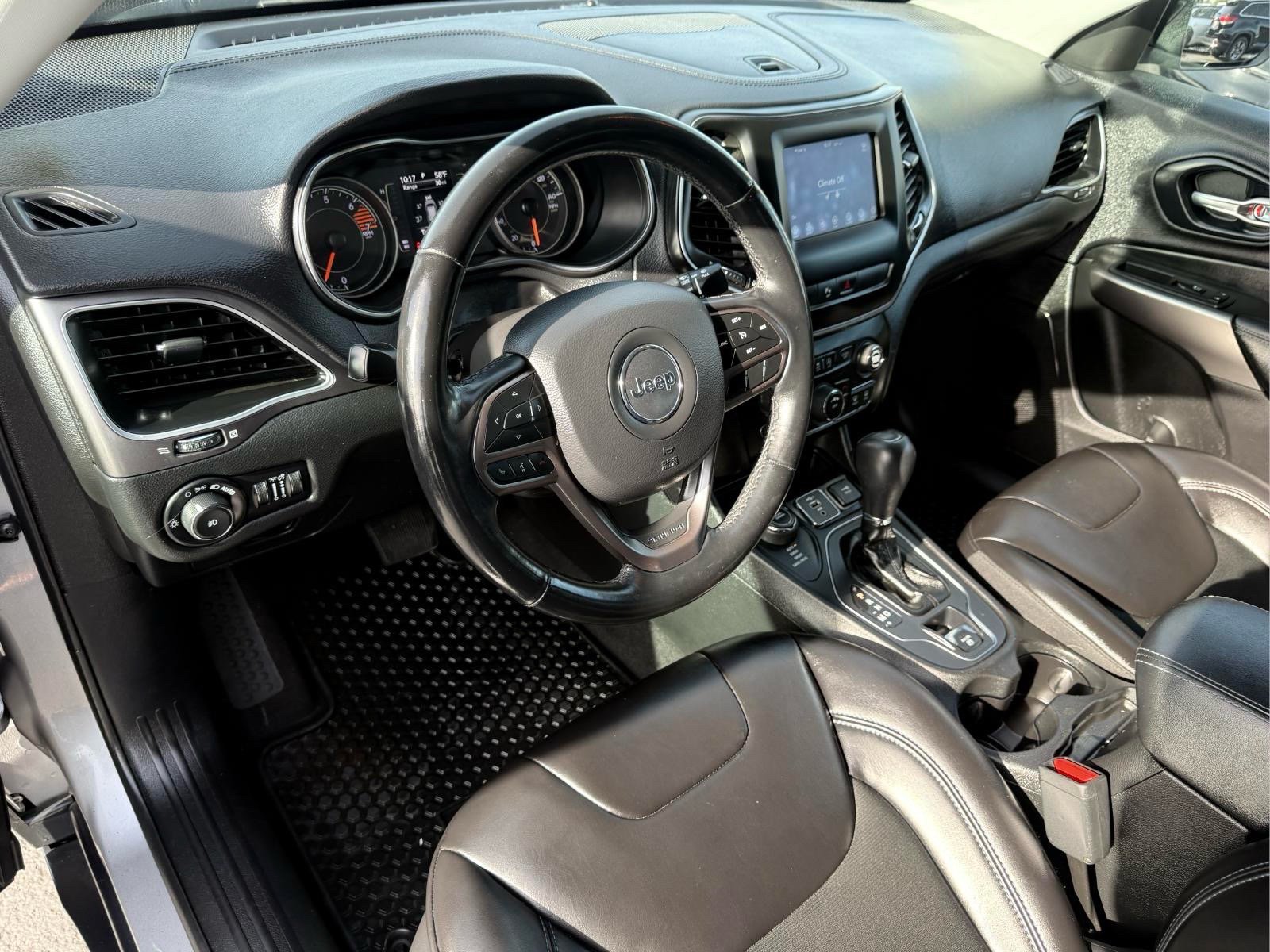 Used 2019 Jeep Cherokee Latitude Plus w/ Cold Weather Group AWD/4WD image 13