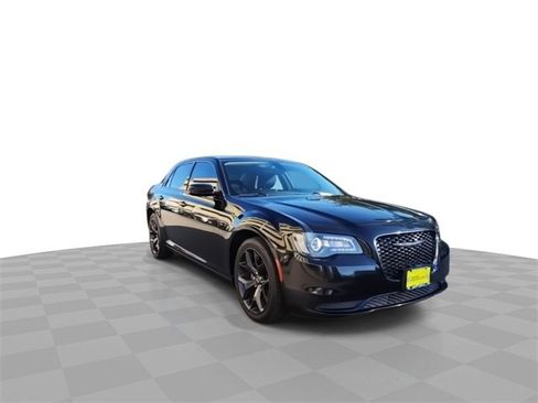 Used 2020 Chrysler 300 Touring w/ Sport Appearance Package image 2