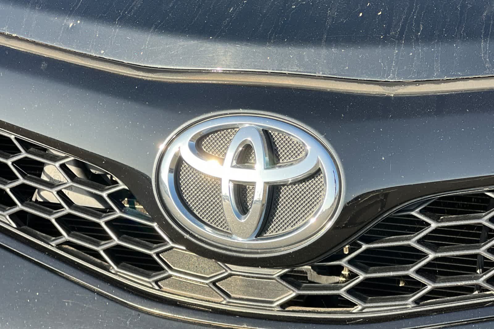 Used 2012 Toyota Camry SE FWD image 16
