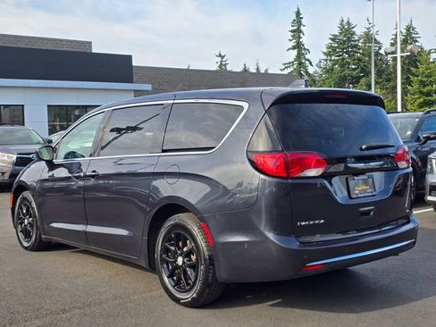 Used 2020 Chrysler Pacifica Touring w/ Advanced Safetytec Group FWD image 3