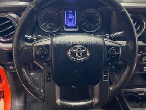 Used 2018 Toyota Tacoma TRD Sport AWD/4WD image 19