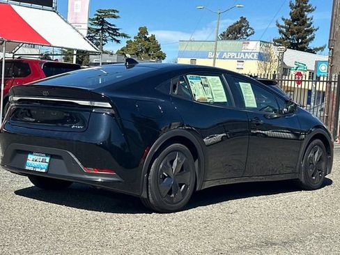 Used 2025 Toyota Prius Plug-In Hybrid image 4