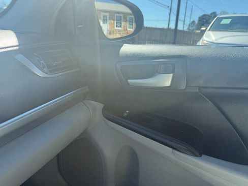 Used 2013 Toyota Camry LE image 19