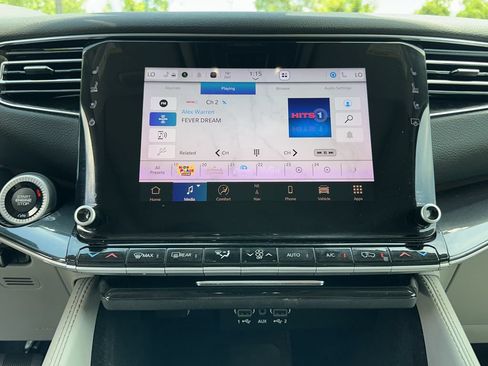 Used 2023 Jeep Wagoneer 4WD w/ Premium Group I image 11