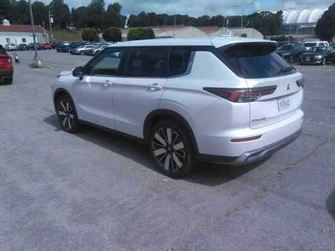 Used 2025 Mitsubishi Outlander SE FWD image 2