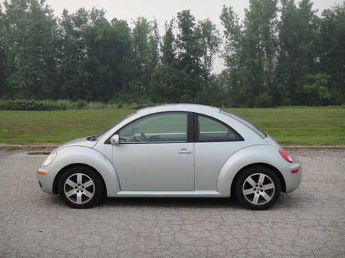 Used 2006 Volkswagen Beetle Coupe w/ Package 1 FWD image 5