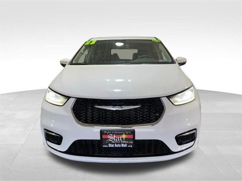 Used 2023 Chrysler Pacifica Touring-L image 2