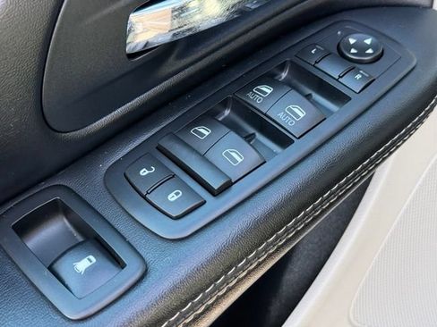 Certified 2016 Chrysler Town & Country Touring FWD image 13