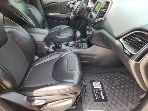 Used 2019 Jeep Cherokee Latitude Plus FWD image 14