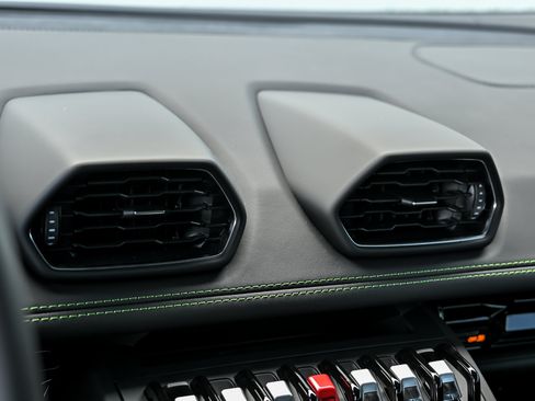 Used 2021 Lamborghini Huracan EVO RWD image 32