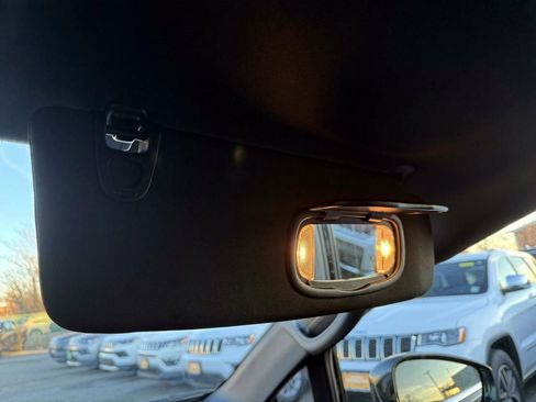 Certified 2025 Chrysler Pacifica Select image 31