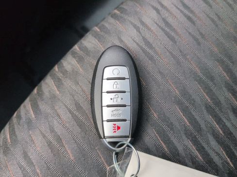 Used 2018 Nissan Rogue SV AWD/4WD image 27