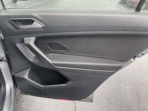 Used 2021 Volkswagen Tiguan SE w/ Panoramic Sunroof Package image 44