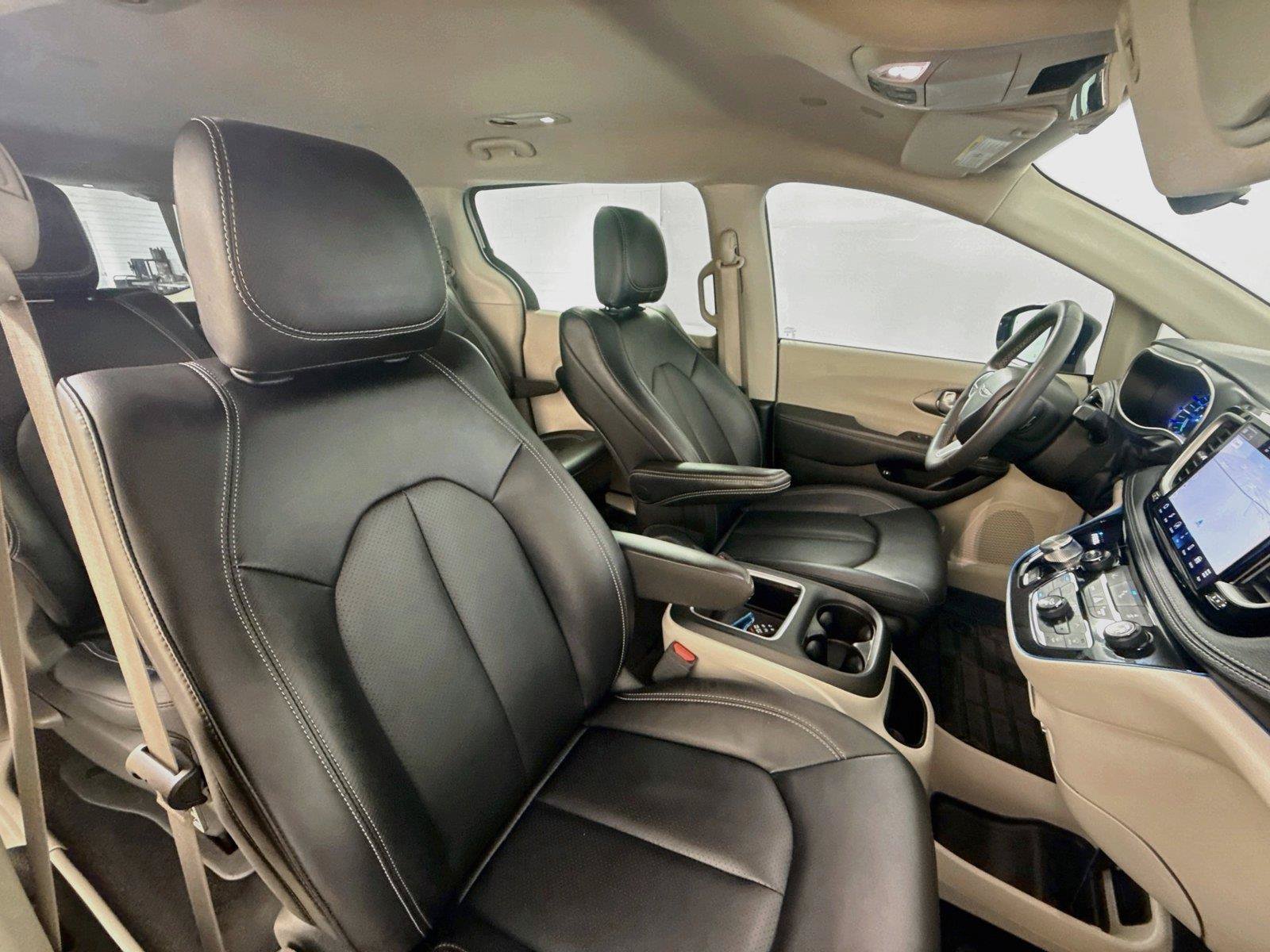 Used 2024 Chrysler Pacifica Limited FWD image 17