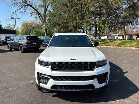 New 2026 Jeep Grand Cherokee Altitude AWD/4WD image 5