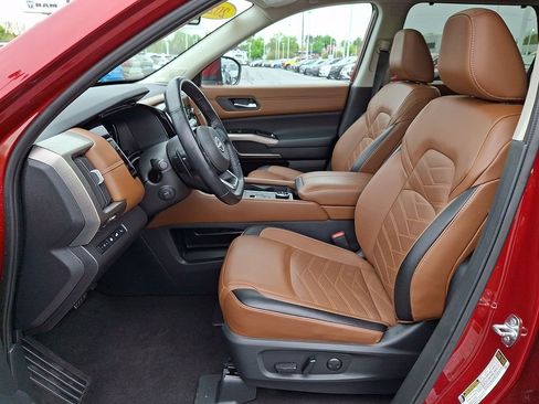 Used 2024 Nissan Pathfinder Platinum w/ Black Appearance Package AWD/4WD image 13